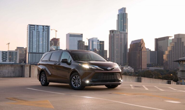 2022 Toyota Sienna Hybrid - Wheels Vista